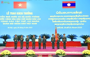 向越南人民军集体和个人颁发老挝国家和国防部授予的奖章